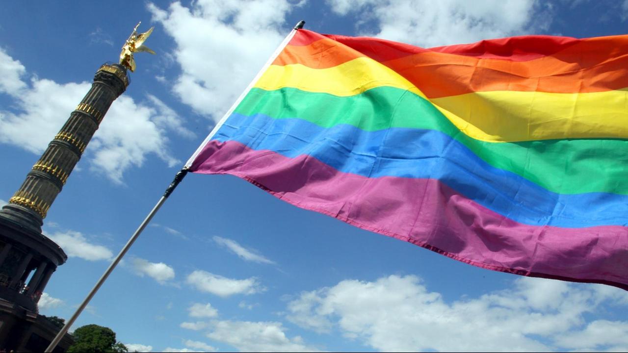 Die Regenbogenfahne weht am 22.06.2013 während des diesjährigen Umzugs zum Christopher Street Day (CSD) vor der Siegessäule in Berlin.