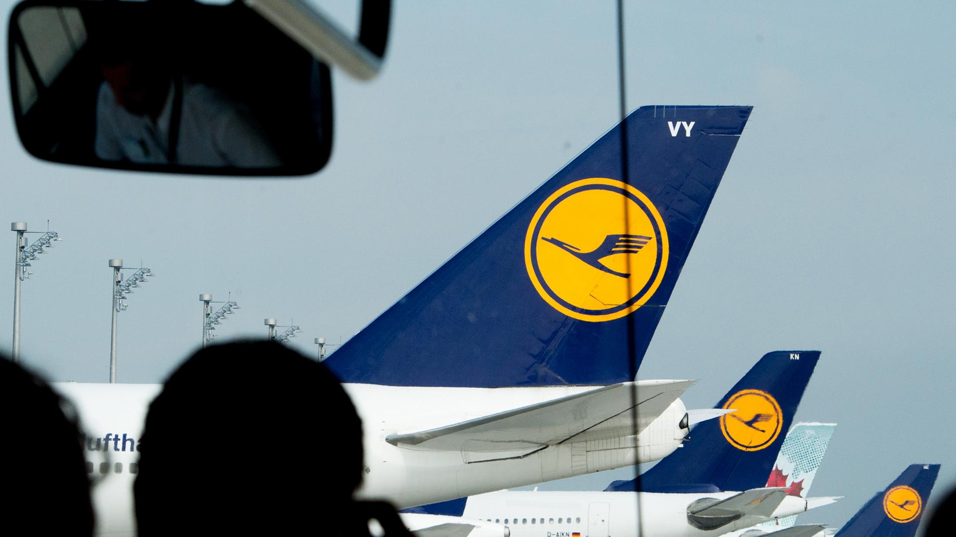 Mehrere Lufthansa-Maschinen auf dem Rollfeld in München. Mehrere Lufthansa-Maschinen auf dem Rollfeld in München.
