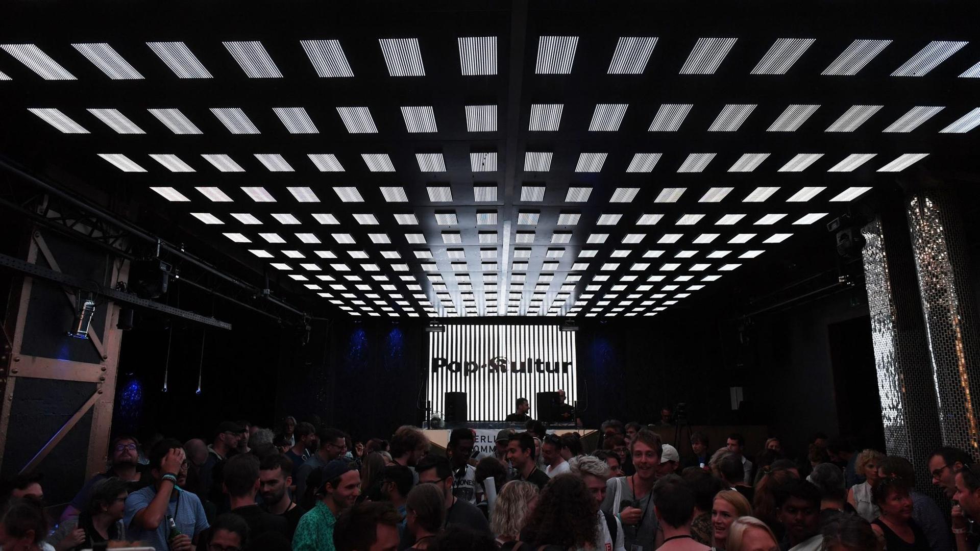 Das Berliner Festival "Pop-Kultur" in der Kulturbrauerei - Gäste warten in einem Saal der Eventlocation auf die Eröffnung Das Berliner Festival "Pop-Kultur" in der Kulturbrauerei - Gäste warten in einem Saal der Eventlocation auf die Eröffnung
