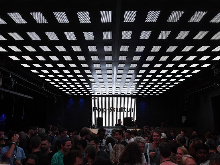 Das Berliner Festival "Pop-Kultur" in der Kulturbrauerei - Gäste warten in einem Saal der Eventlocation auf die Eröffnung