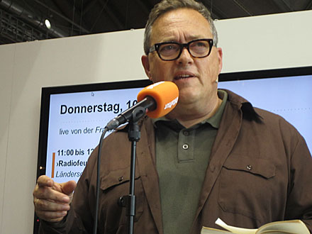 Schriftsteller Thomas Meinecke auf der Frankfurter Buchmesse 2013 am Stand von Deutschlandradio.