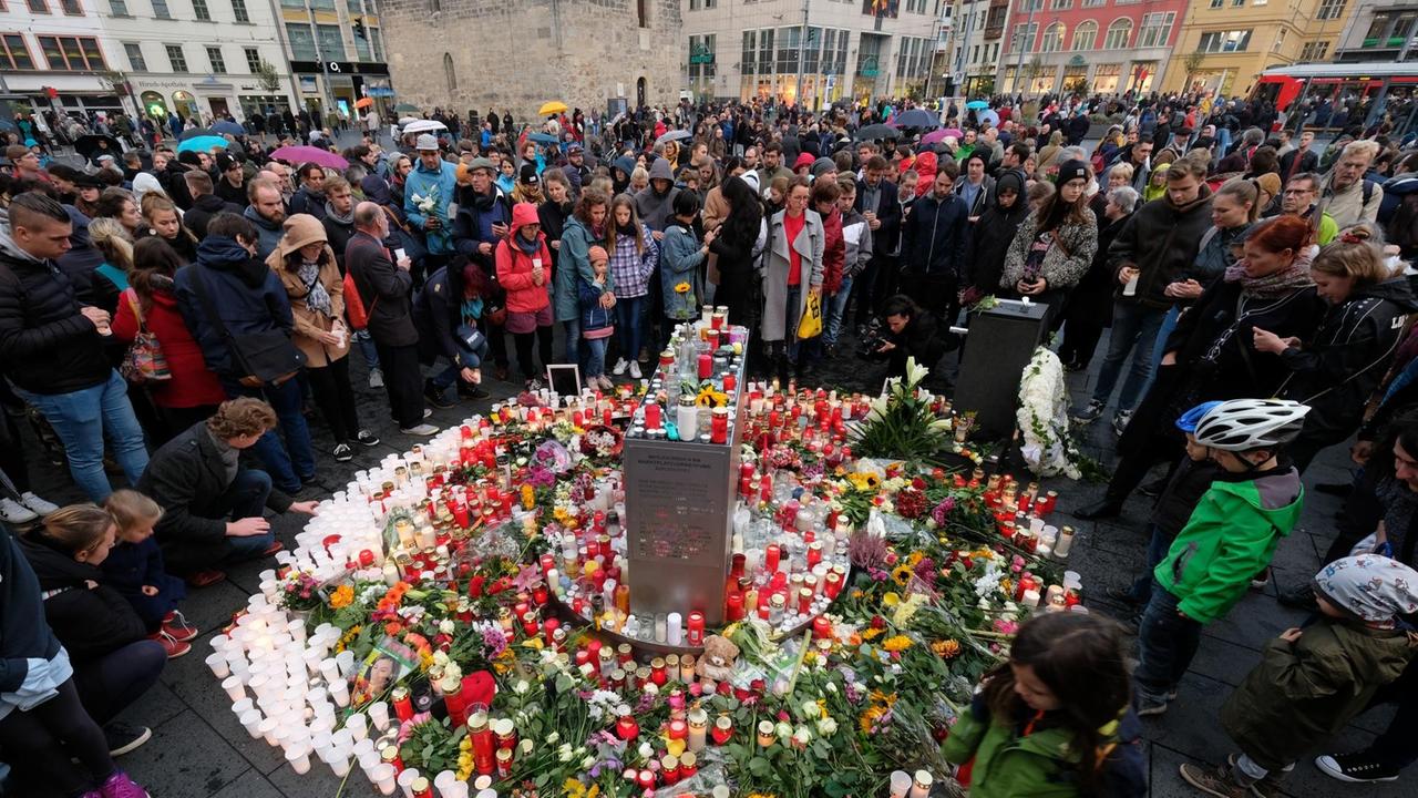 Halles Einwohner und Gäste der Stadt trauern seit dem Anschlag auf die Synagoge öffentlich auf dem Marktplatz, zünden tausende Kerzen an und legen Blumen nieder Halles Einwohner und Gäste der Stadt trauern seit dem Anschlag auf die Synagoge öffentlich auf dem Marktplatz, zünden tausende Kerzen an und legen Blumen nieder