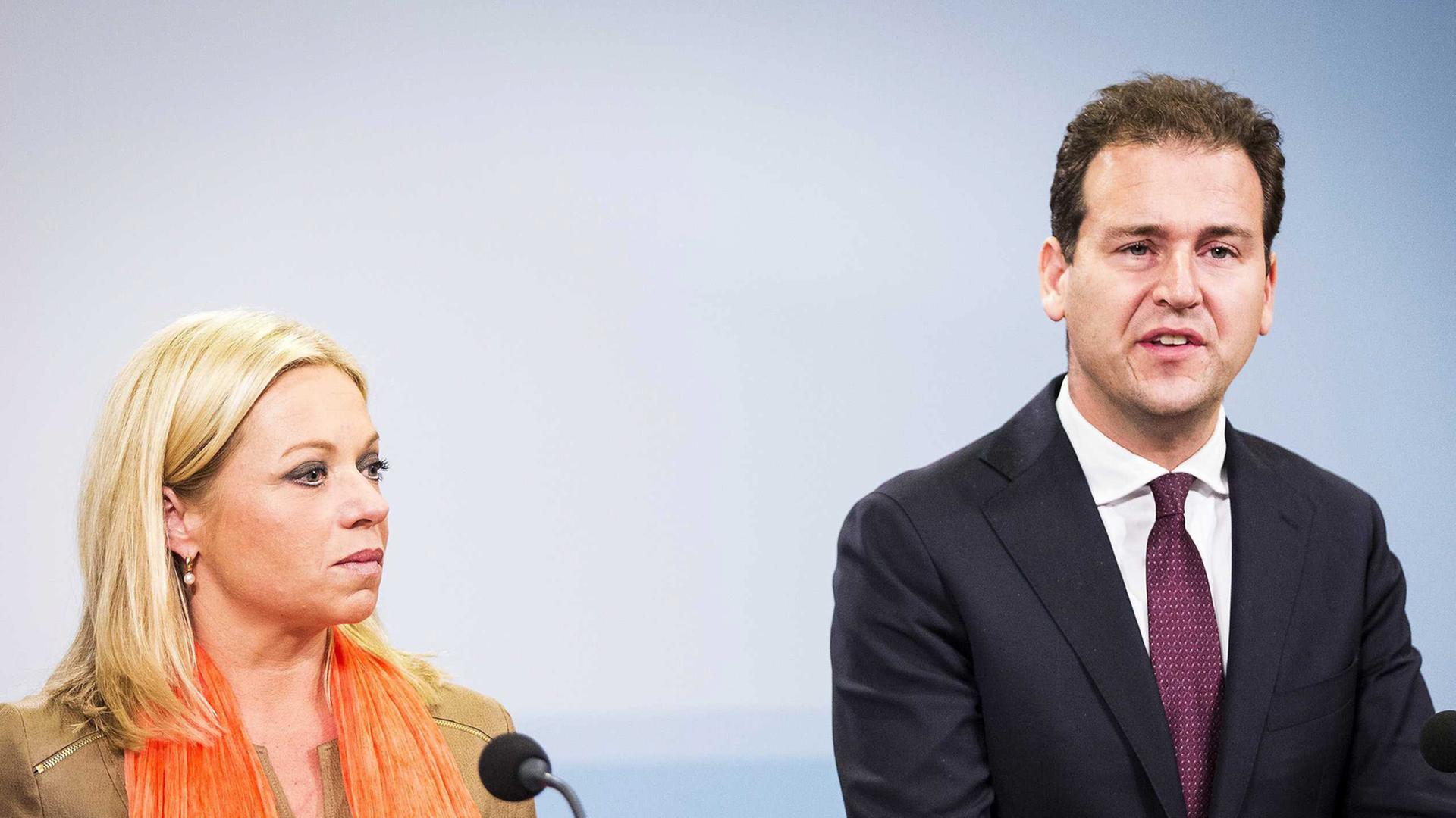 Lodewijk Asscher, Vize-Premierminister der Niederlande und Verteidigungsministerin Jeanine Hennis-Plasschaert verkünden bei einer Pressekonferenz ihr Engagement im Kampf gegen IS Lodewijk Asscher, Vize-Premierminister der Niederlande und Verteidigungsministerin Jeanine Hennis-Plasschaert verkünden bei einer Pressekonferenz ihr Engagement im Kampf gegen IS