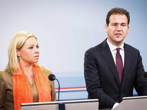 Lodewijk Asscher, Vize-Premierminister der Niederlande und Verteidigungsministerin Jeanine Hennis-Plasschaert verkünden bei einer Pressekonferenz ihr Engagement im Kampf gegen IS