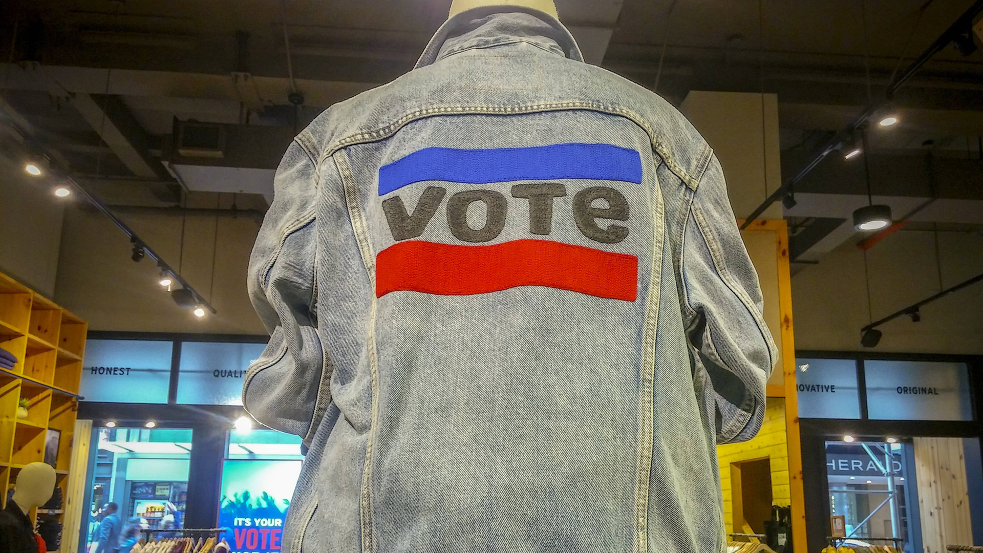 Eine Jeans-Jacke, auf deren Rückseite "Vote" steht. Eine Jeans-Jacke, auf deren Rückseite "Vote" steht.