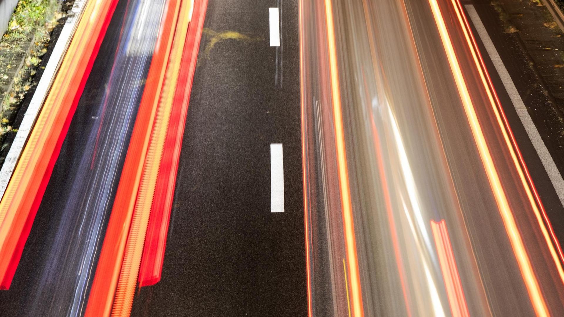 Licht von Autos auf der Autobahn A40. Die Lichter sind durch Langzeitaufnahme verschwommen Licht von Autos auf der Autobahn A40. Die Lichter sind durch Langzeitaufnahme verschwommen