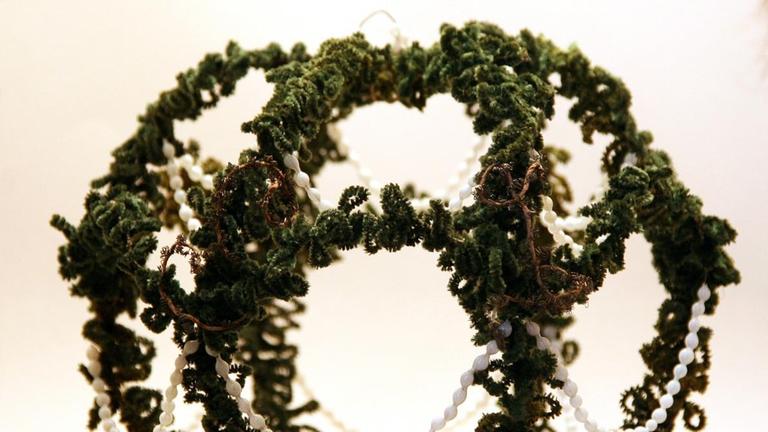 Eine Totenkrone aus Thüringen (1. Hälfte 19. Jahrhundert) aus der Ausstellung "Totenhochzeit mit Kranz und Krone" im Museum für Sepulkralkultur, Kassel. Eine Totenkrone aus Thüringen (1. Hälfte 19. Jahrhundert) aus der Ausstellung "Totenhochzeit mit Kranz und Krone" im Museum für Sepulkralkultur, Kassel.