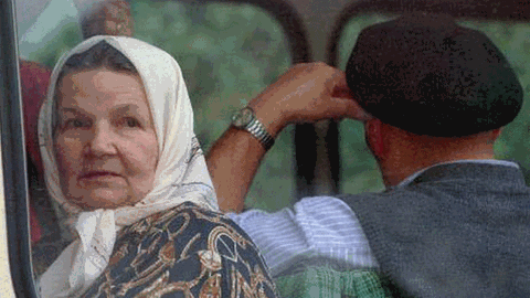 Eine muslimische bosnische Familie ist 1992 von serbischen Truppen vertrieben worden. 