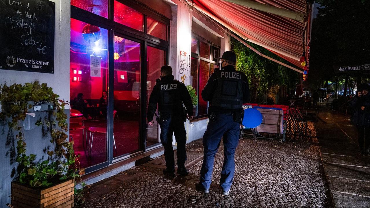 Zwei Polizisten kontrollieren in Berlin die Einhaltung der Sperrstunde. Inzwischen hat das Berliner Verwaltungsgericht die Sperrstunde aber gekippt. Zwei Polizisten kontrollieren in Berlin die Einhaltung der Sperrstunde. Inzwischen hat das Berliner Verwaltungsgericht die Sperrstunde aber gekippt.