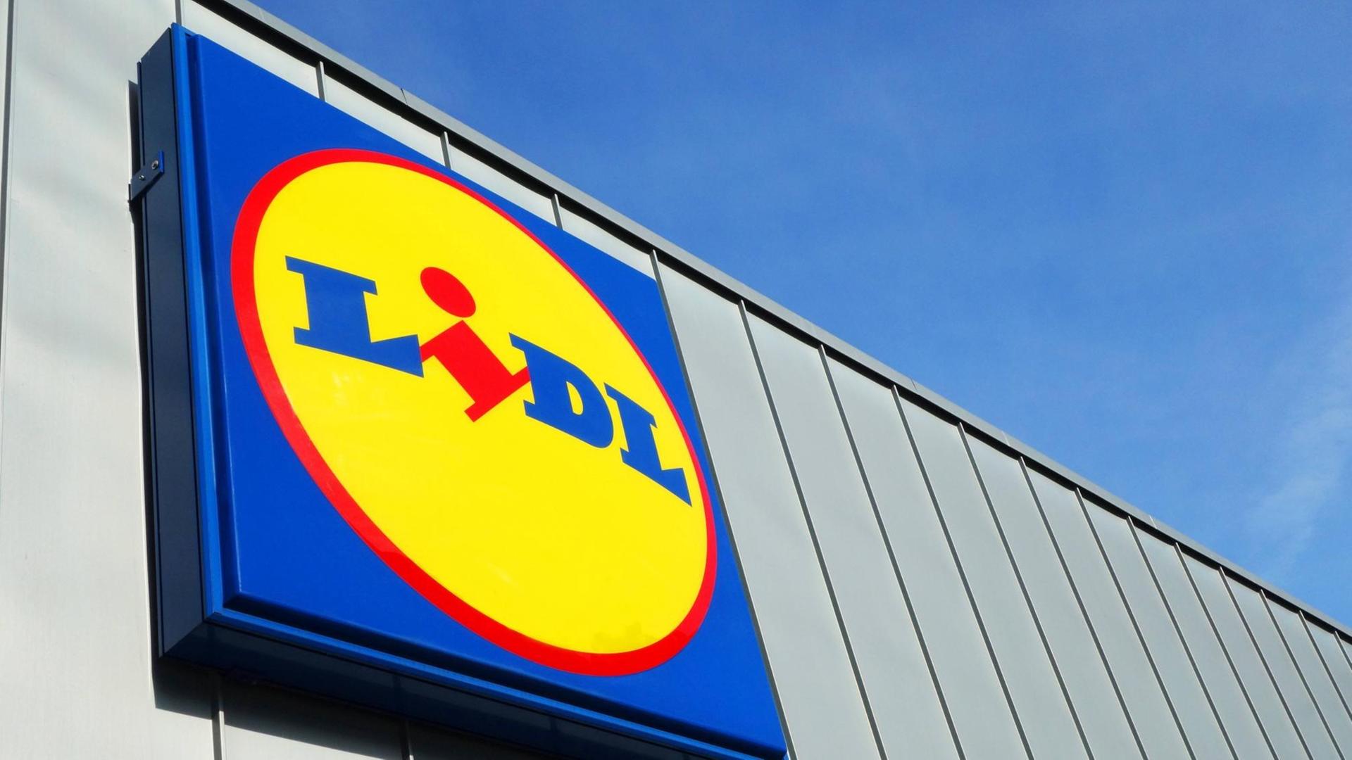 Das Logo des Discounters Lidl vor einem fast wolkenfreien Himmel Das Logo des Discounters Lidl vor einem fast wolkenfreien Himmel
