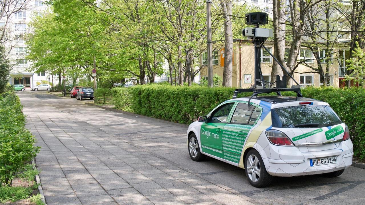 Ein Kameraauto des Internetdiensteanbieters Google fährt am Dienstag (19.04.2011) durch Berlin.