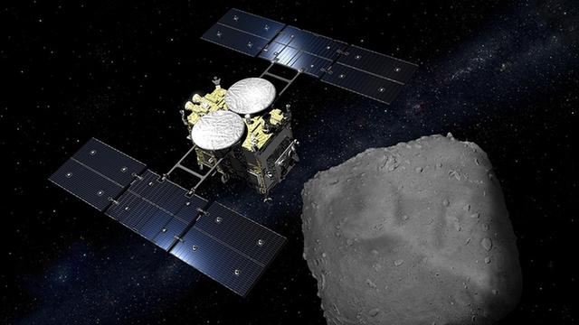 Die Raumsonde Hyabusa-2 kurz vor der Probennahme beim Asteroiden Ryugu