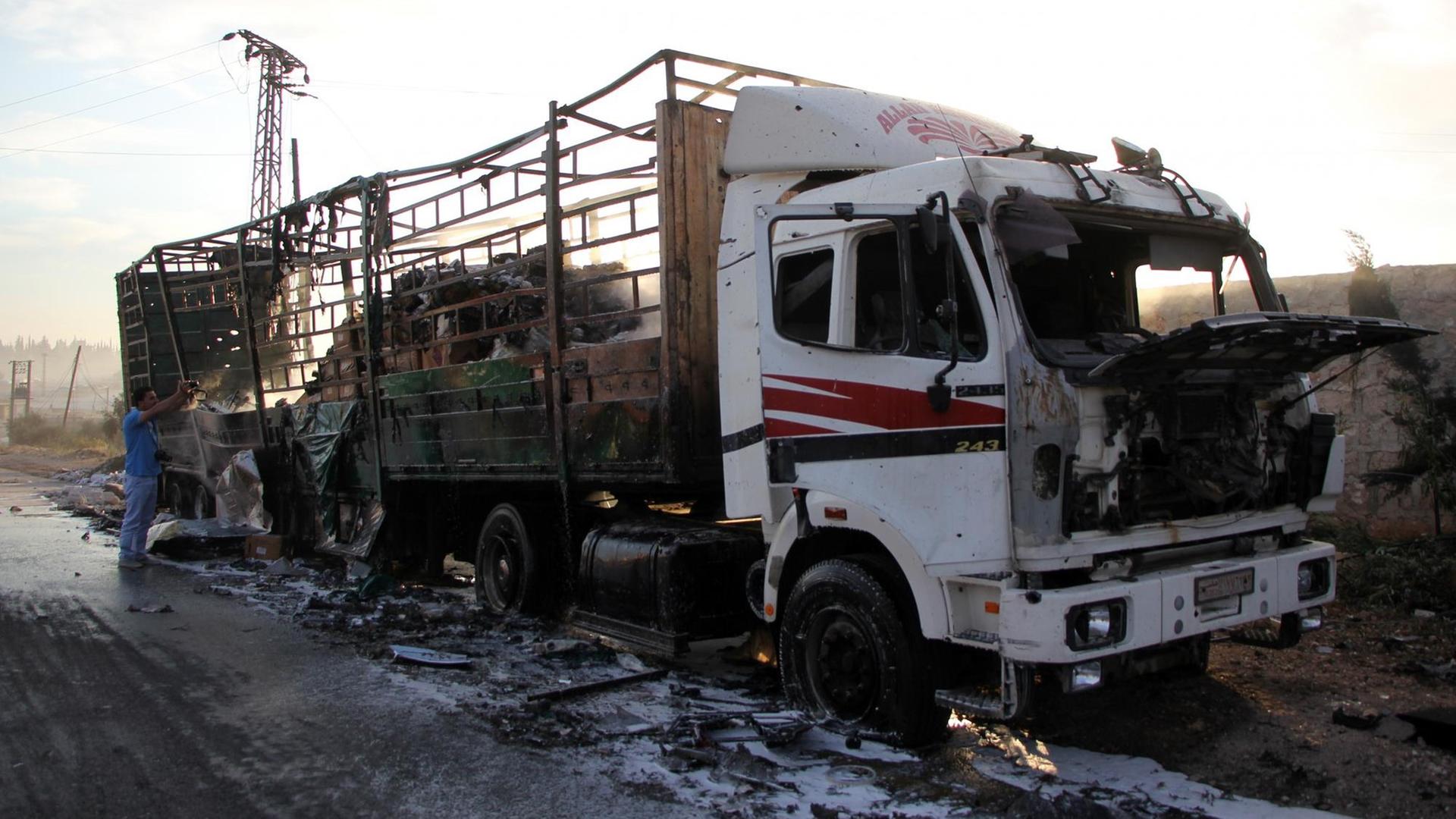 Ausgebrannter Lkw eines Hilfskonvois Ausgebrannter Lkw eines Hilfskonvois