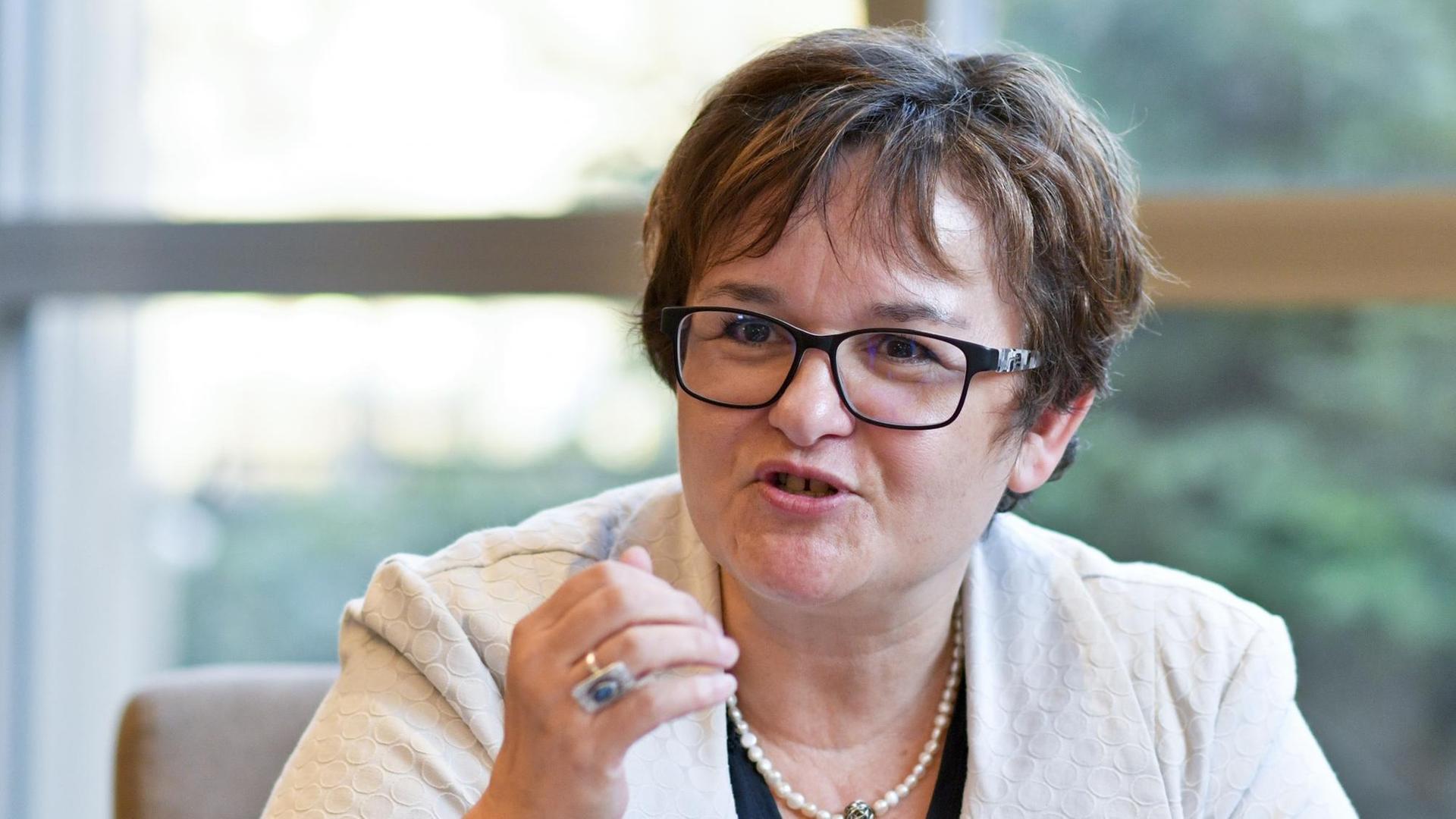 Sabine Lautenschläger-Peiter, stellvertretende Vorsitzende der EZB-Bankenaufsicht und Mitglied im Basler Ausschuss für Bankenaufsicht während eines Round-Table-Gesprächs in Wien Sabine Lautenschläger-Peiter, stellvertretende Vorsitzende der EZB-Bankenaufsicht und Mitglied im Basler Ausschuss für Bankenaufsicht während eines Round-Table-Gesprächs in Wien