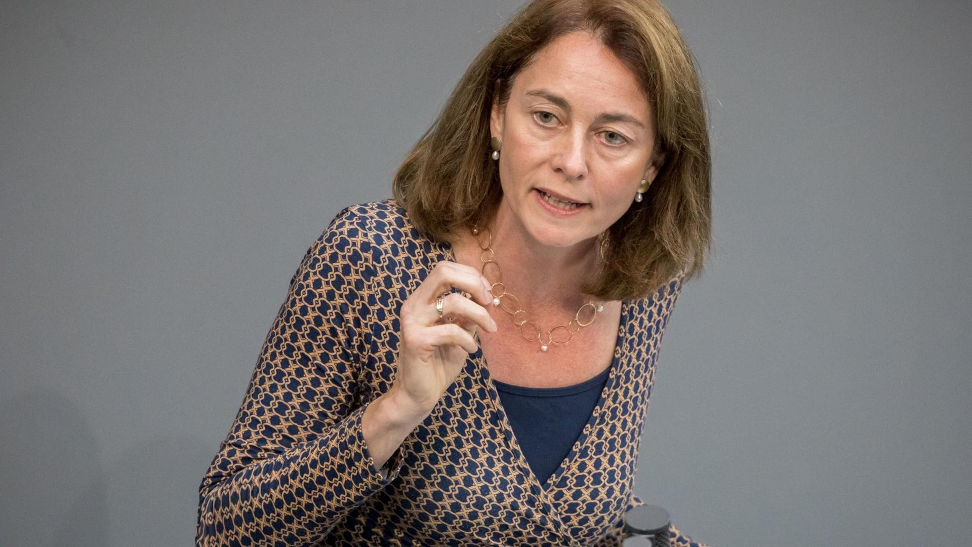 Familienministerin Katarina Barley (SPD) spricht am 05.09.2017 in Berlin, beim letzten offiziellen Sitzungstag des Bundestages vor der Bundestagswahl 2017. Familienministerin Katarina Barley (SPD) spricht am 05.09.2017 in Berlin, beim letzten offiziellen Sitzungstag des Bundestages vor der Bundestagswahl 2017.