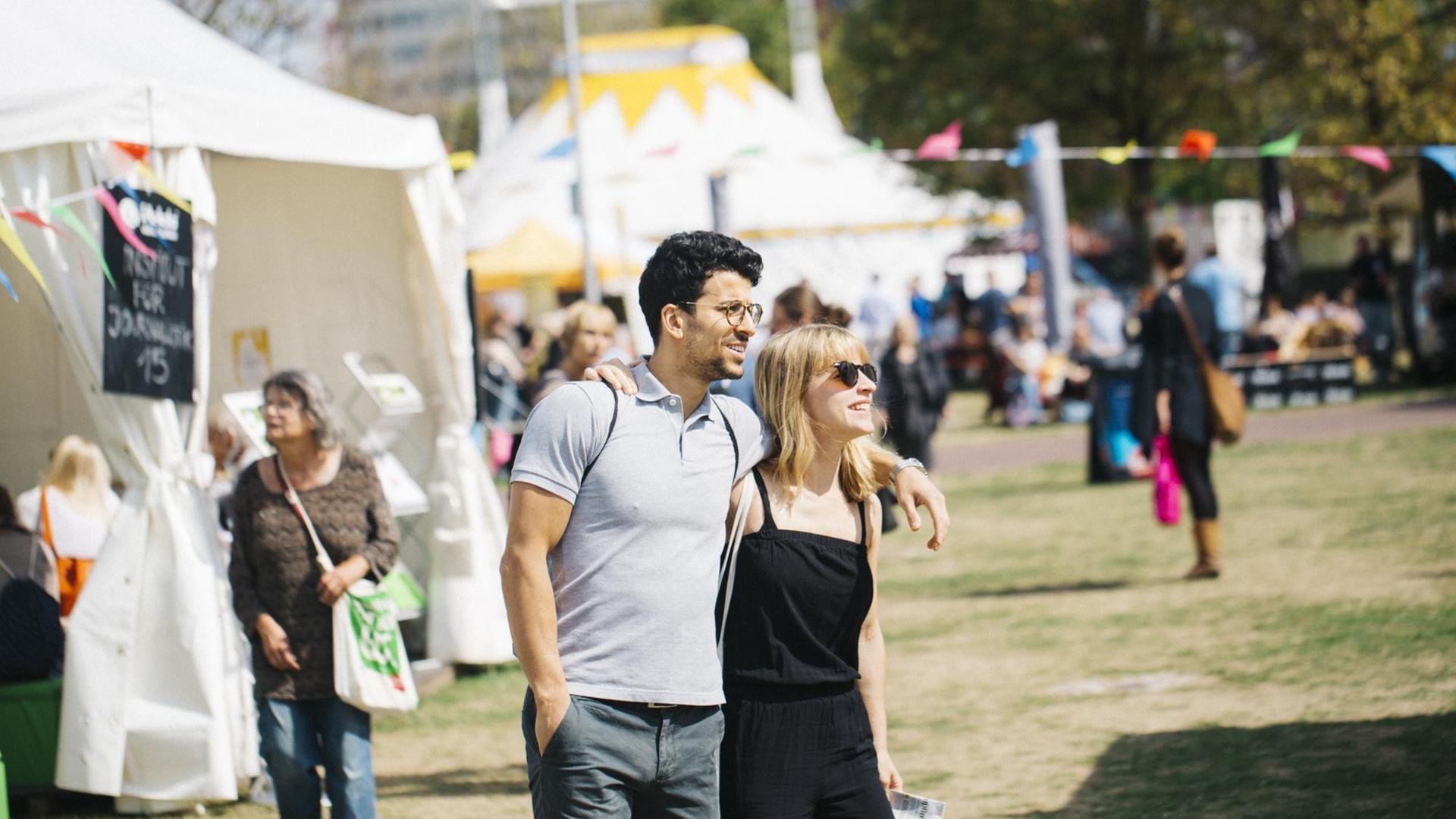 Das Campfire-Festival für Journalismus findet 2018 in Düsseldorfer statt. Große bunte und weiße Zelte sind auf der Wiese vor dem Landtag NRW aufgebaut. Das Campfire-Festival für Journalismus findet 2018 in Düsseldorfer statt. Große bunte und weiße Zelte sind auf der Wiese vor dem Landtag NRW aufgebaut.