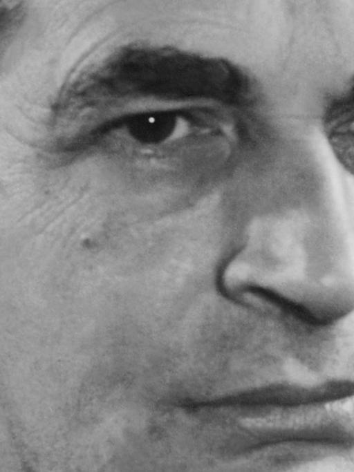 Der Schriftsteller und Lyriker Peter Huchel (1903-1981) im Jahr 1956.
