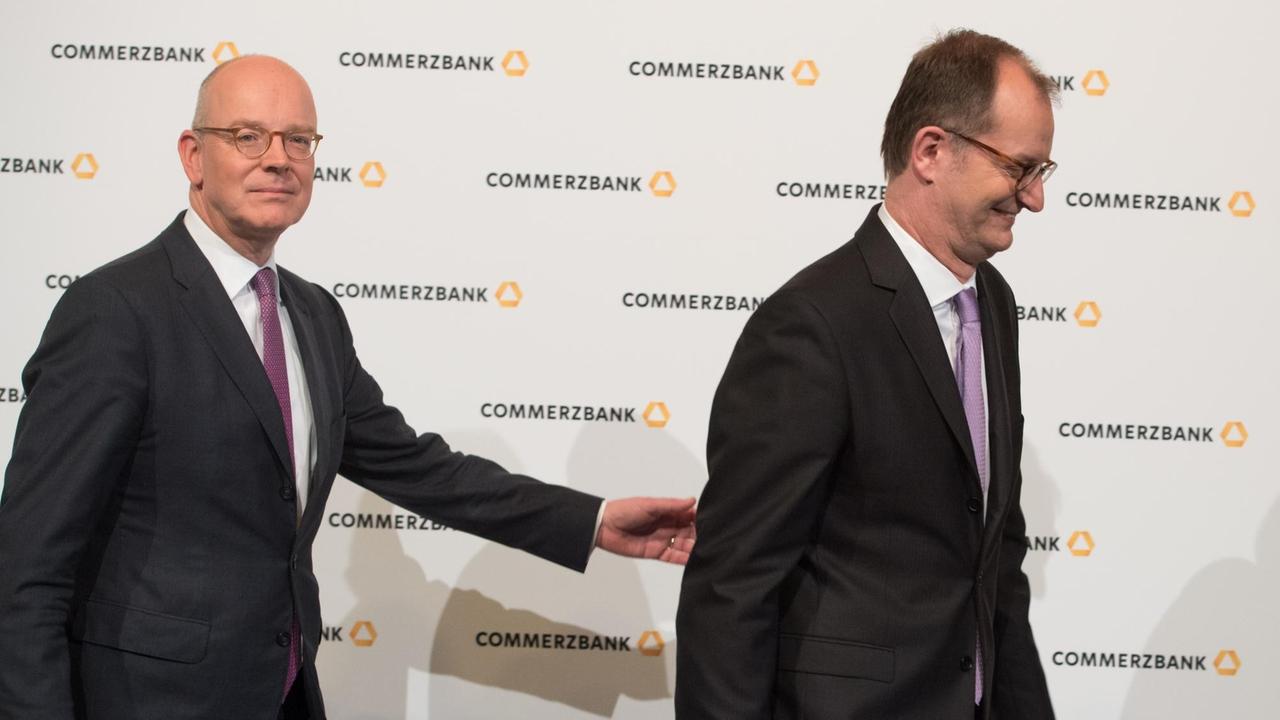 Martin Blessing (l), scheidender Vorstandsvorsitzender der Commerzbank AG, begleitet seinen Nachfolger Martin Zielke am 20.04.2016 nach einem Fototermin am Rande der Hauptversammlung der Commerzbank in Frankfurt am Main (Hessen). Martin Blessing (l), scheidender Vorstandsvorsitzender der Commerzbank AG, begleitet seinen Nachfolger Martin Zielke am 20.04.2016 nach einem Fototermin am Rande der Hauptversammlung der Commerzbank in Frankfurt am Main (Hessen).
