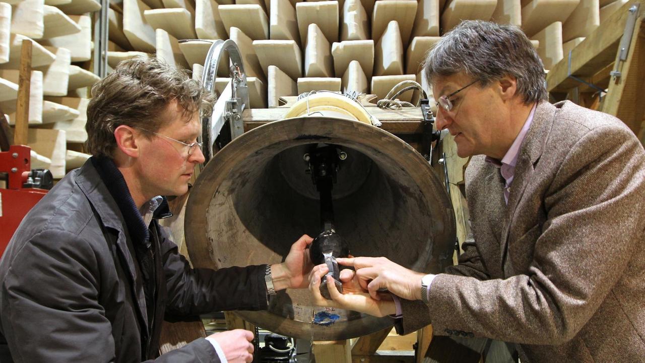 Der Geschäftsführer des Europäischen Kompetenzzentrums für Glocken Michael Plitzner (l) und der wissenschaftliche Leiter der Einrichtung Andreas Rupp begutachten im Schalllabor den Klöppel einer Kirchenglocke Der Geschäftsführer des Europäischen Kompetenzzentrums für Glocken Michael Plitzner (l) und der wissenschaftliche Leiter der Einrichtung Andreas Rupp begutachten im Schalllabor den Klöppel einer Kirchenglocke
