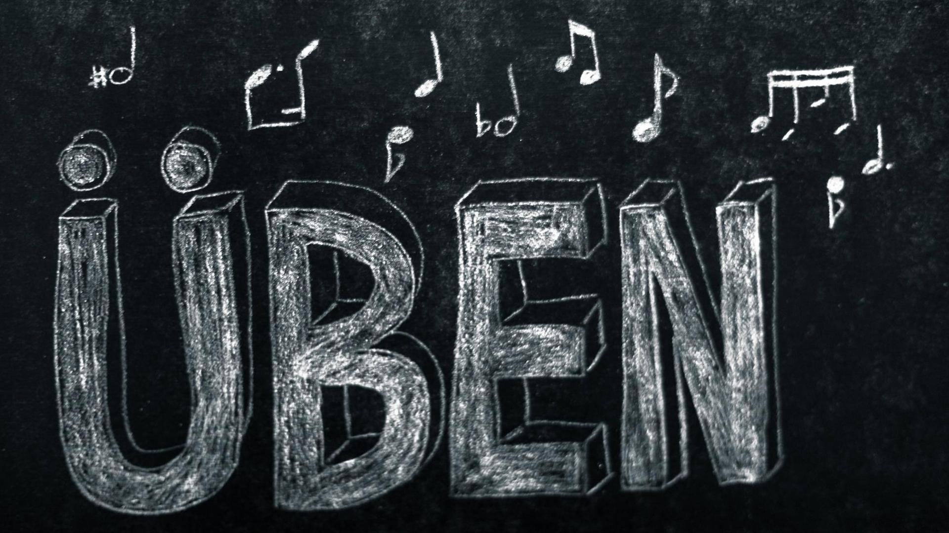 Das Wort "Üben" steht auf einer Tafel, umgeben von Noten Das Wort "Üben" steht auf einer Tafel, umgeben von Noten