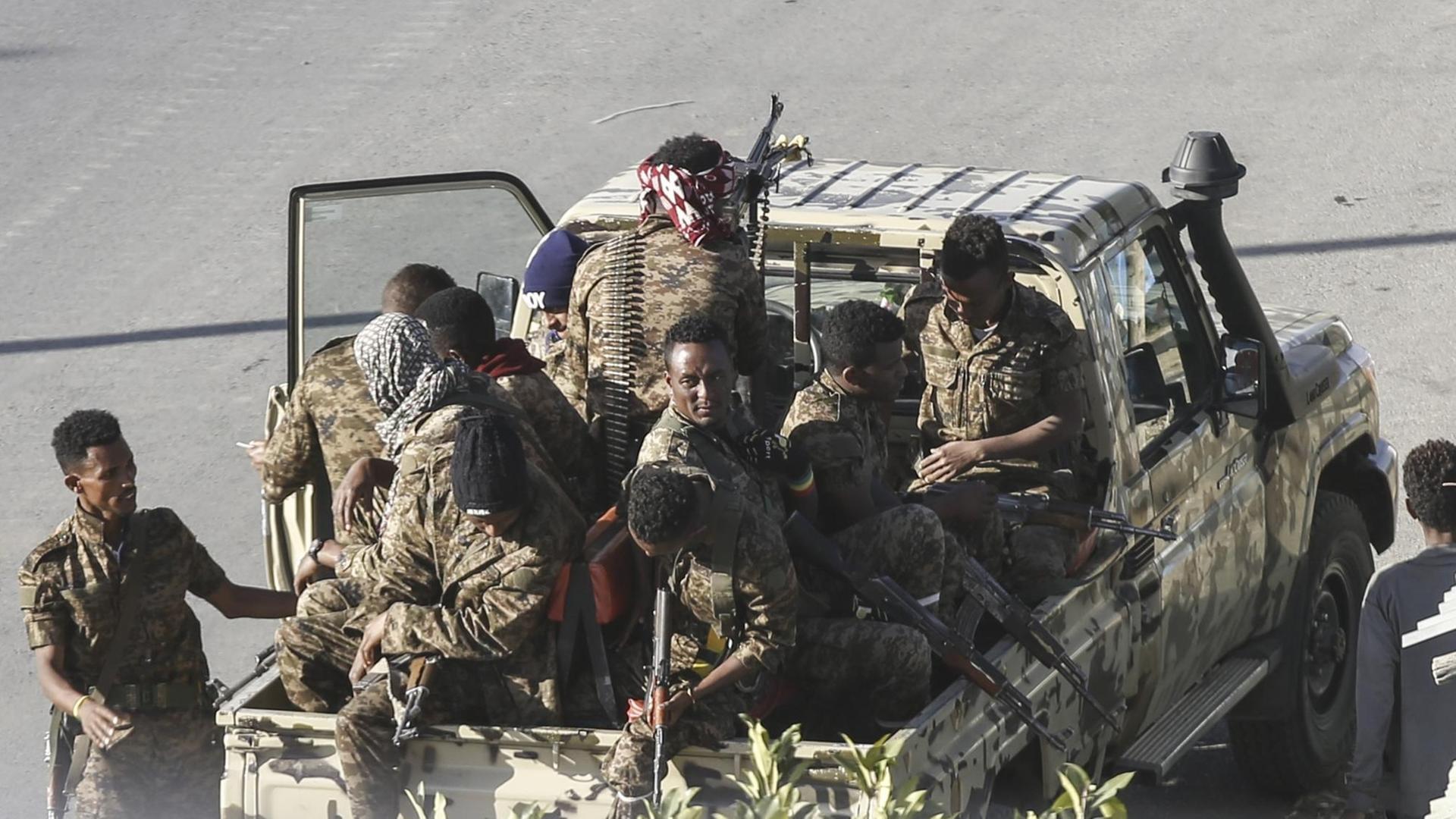 Soldaten der ähtiopischen Armee auf einem Pickup.