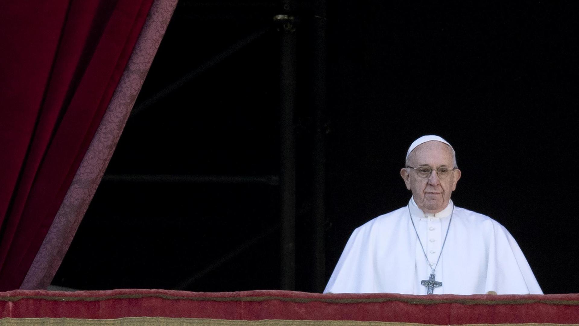 Papst Franziskus erteilt am ersten Weihnachtstag den traditionellen Segen "Urbi et Orbi". Papst Franziskus erteilt am ersten Weihnachtstag den traditionellen Segen "Urbi et Orbi".