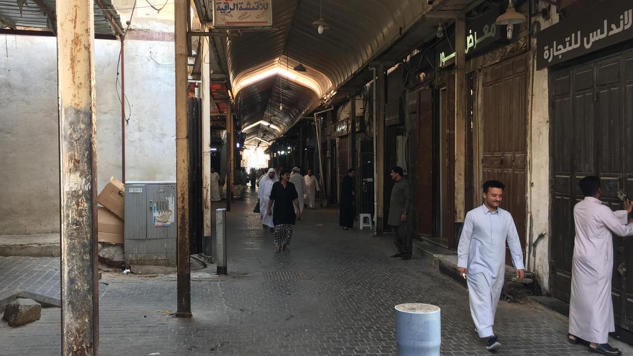 Menschen in einer Ladenstraße der saudi-arabischen Hafenstadt Jeddah Menschen in einer Ladenstraße der saudi-arabischen Hafenstadt Jeddah