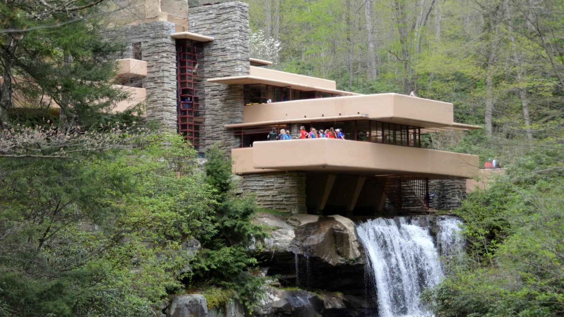 Fallingwater bei Pittsburgh ist eines der schönsten Wohnhäuser Amerikas. Mit mehreren Terrassen lehnt sich das Haus bei Pittsburgh (Pennsylvania) über den Wasserfall des kleinen Bear Run. Fallingwater bei Pittsburgh ist eines der schönsten Wohnhäuser Amerikas. Mit mehreren Terrassen lehnt sich das Haus bei Pittsburgh (Pennsylvania) über den Wasserfall des kleinen Bear Run.