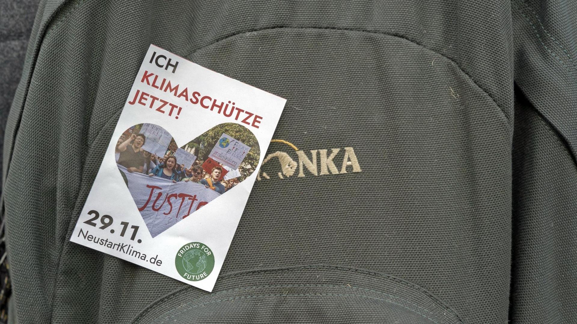 Ein Teilnehmer der Demonstration für Klimaschutz von Fridays for Future und Extinction Rebellion zum Klimastreik in Bielefeld trägt einen Aufkleber mit der Aufschrift "Ich klimaschütze jetzt!". Ein Teilnehmer der Demonstration für Klimaschutz von Fridays for Future und Extinction Rebellion zum Klimastreik in Bielefeld trägt einen Aufkleber mit der Aufschrift "Ich klimaschütze jetzt!".