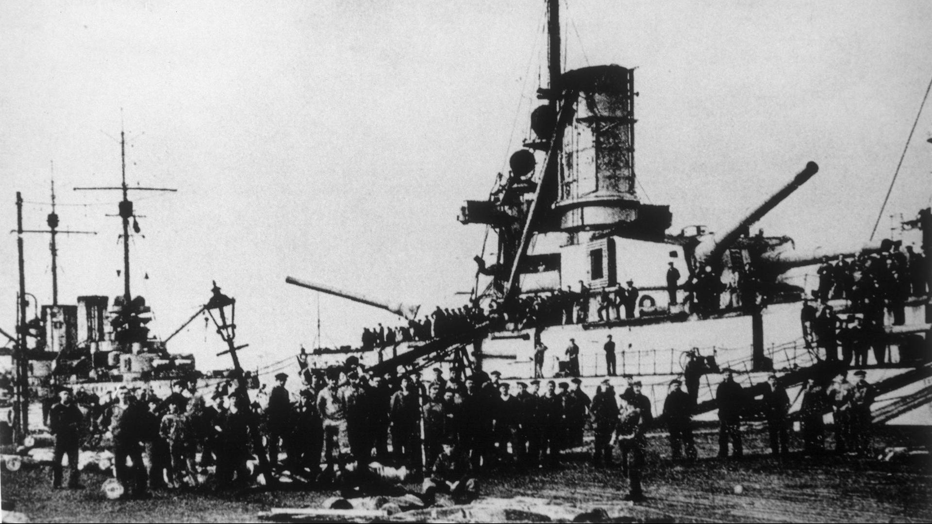 Die deutsche Marine verweigert das Auslaufen. Soldaten/Matrosen vor einem Kriegsschiff. Die deutsche Marine verweigert das Auslaufen. Soldaten/Matrosen vor einem Kriegsschiff.