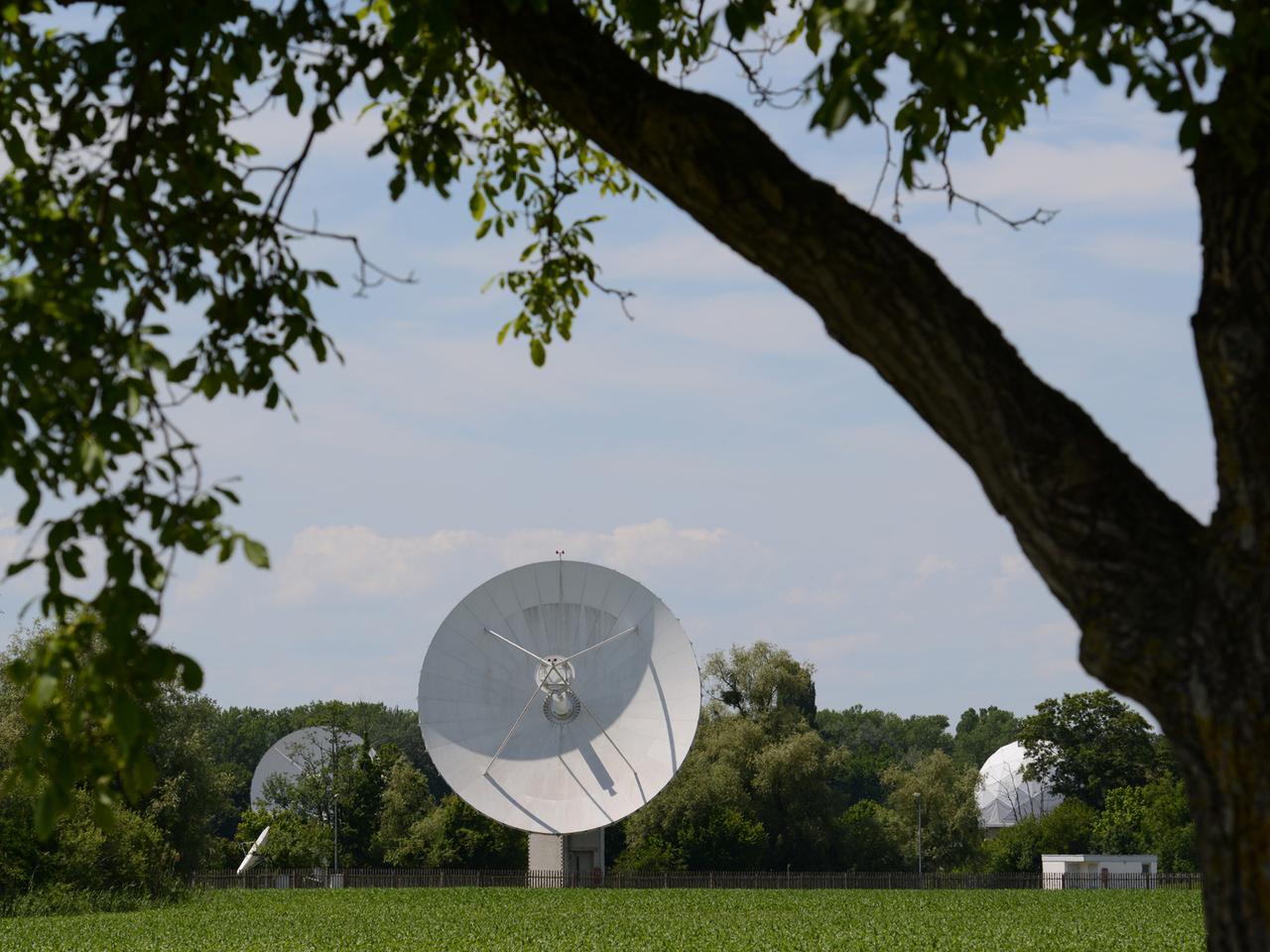 Satellitenschüsseln des Ionosphäreninstituts des Bundesnachrichtendienstens (BND) bei Rheinhausen (Baden-Württemberg). Satellitenschüsseln des Ionosphäreninstituts des Bundesnachrichtendienstens (BND) bei Rheinhausen (Baden-Württemberg).