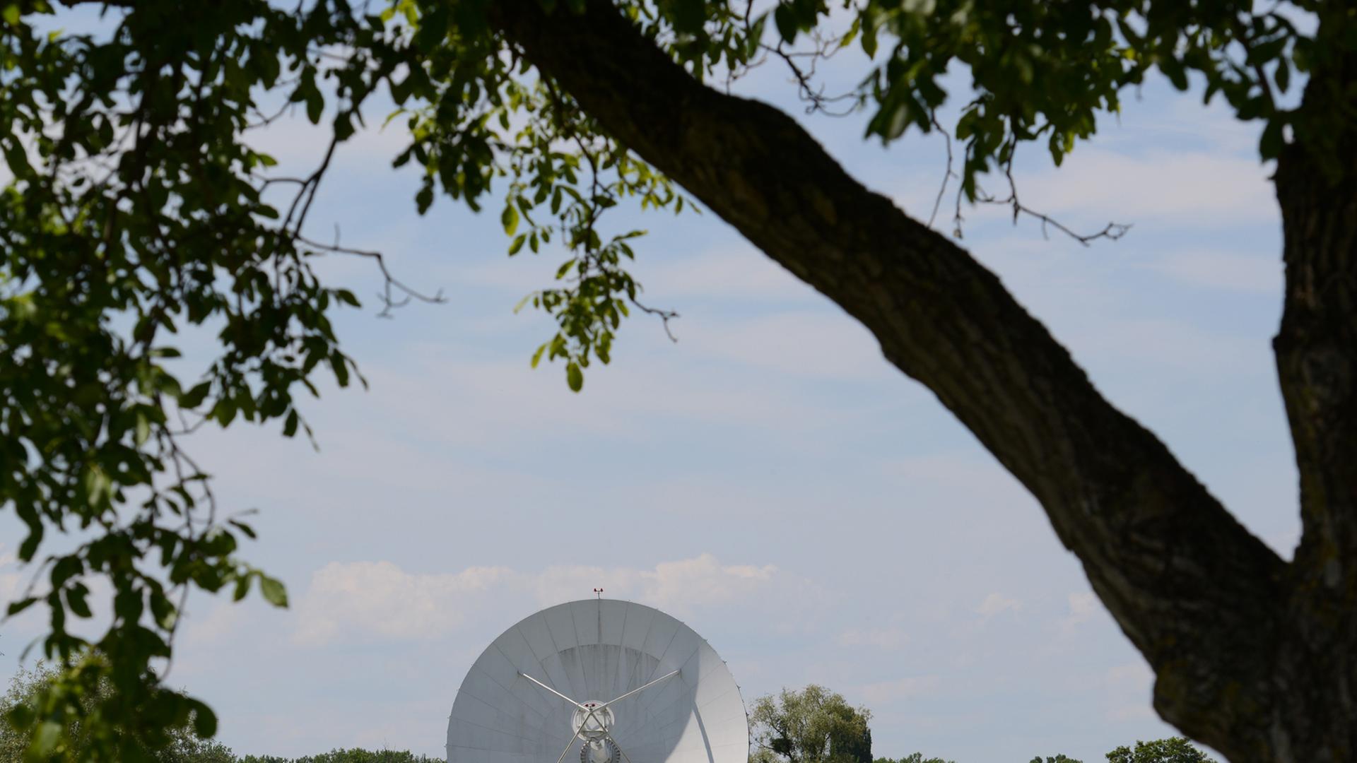 Satellitenschüsseln des Ionosphäreninstituts des Bundesnachrichtendienstens (BND) bei Rheinhausen (Baden-Württemberg). Satellitenschüsseln des Ionosphäreninstituts des Bundesnachrichtendienstens (BND) bei Rheinhausen (Baden-Württemberg).