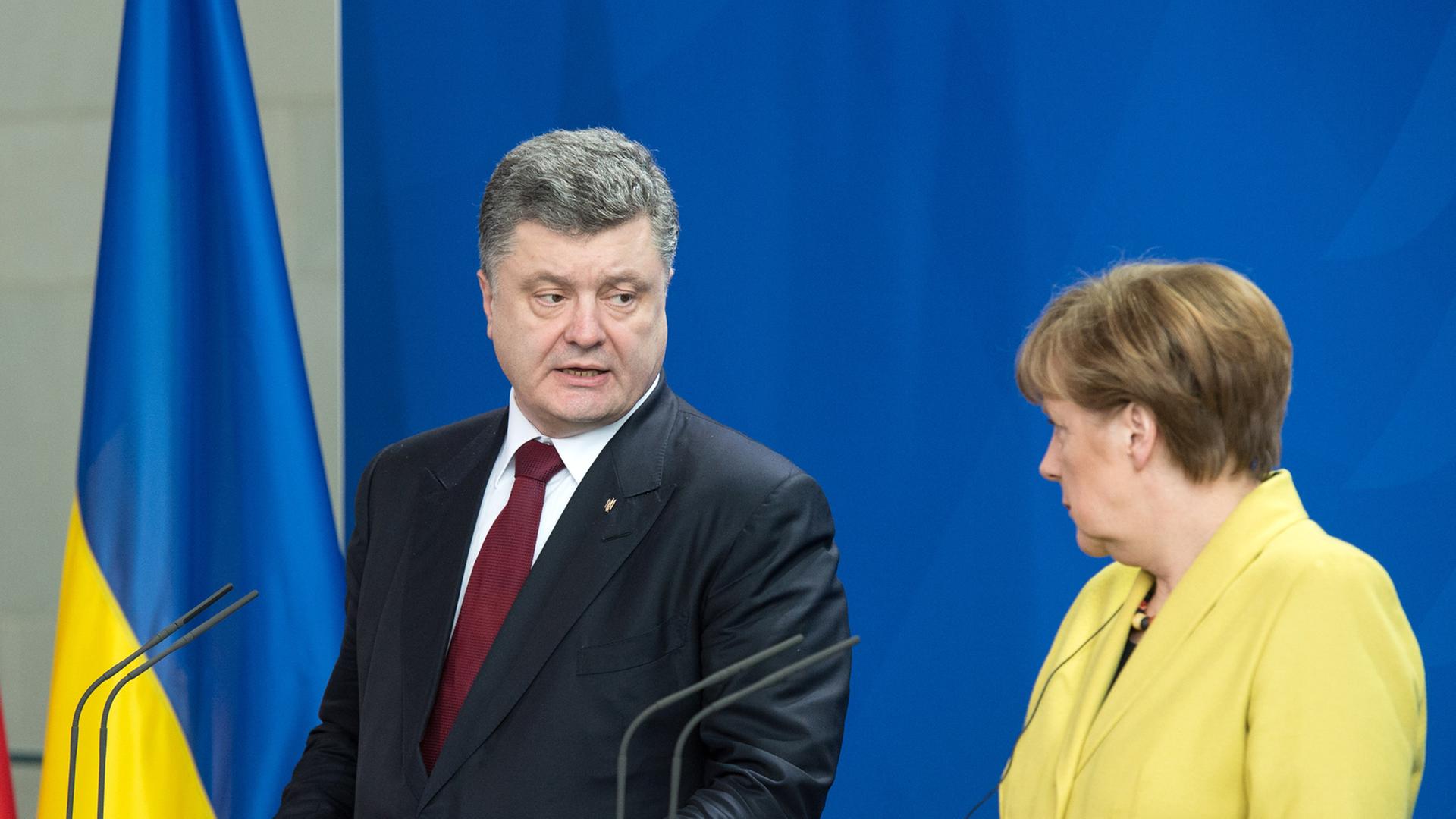 Der ukrainische Präsident Petro Poroschenko (li.) und Bundeskanzlerin Angela Merkel bei einer Pressekonferenz in Berlin.