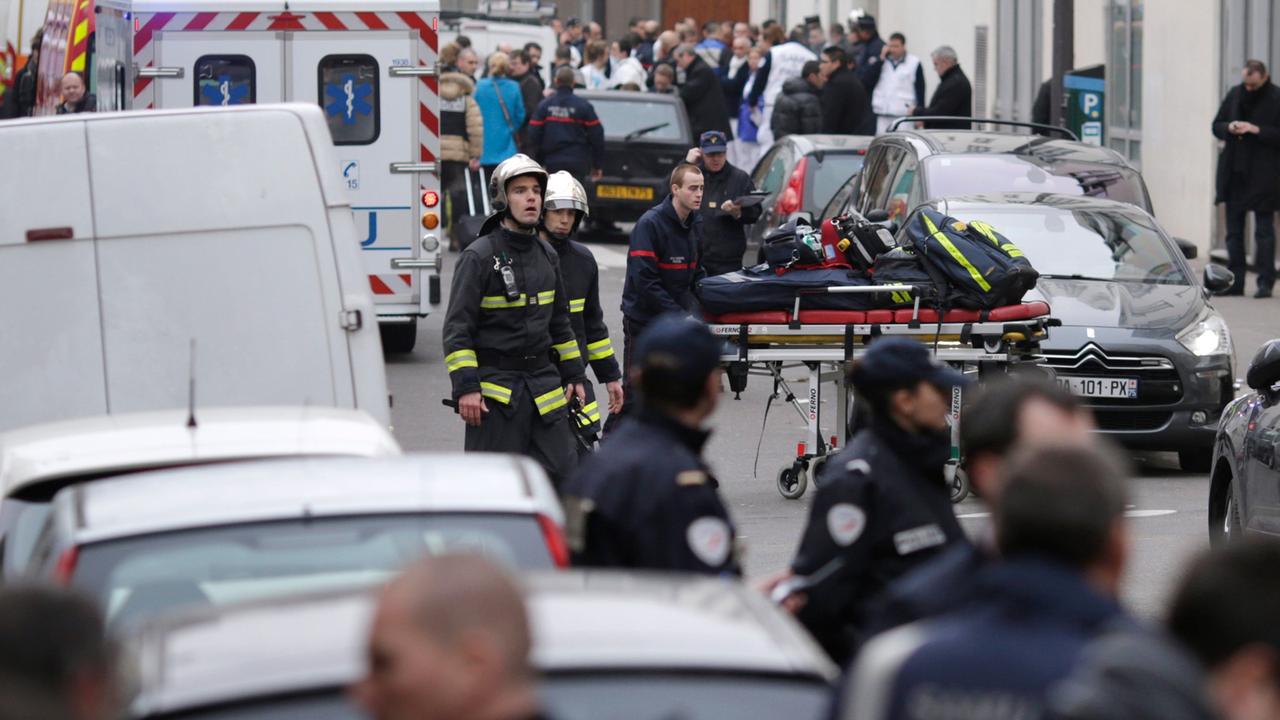 Feuerwehrleute und Polizisten vor der Redaktion der französischen Satirezeitschrift "Charlie Hebdo" Feuerwehrleute und Polizisten vor der Redaktion der französischen Satirezeitschrift "Charlie Hebdo"