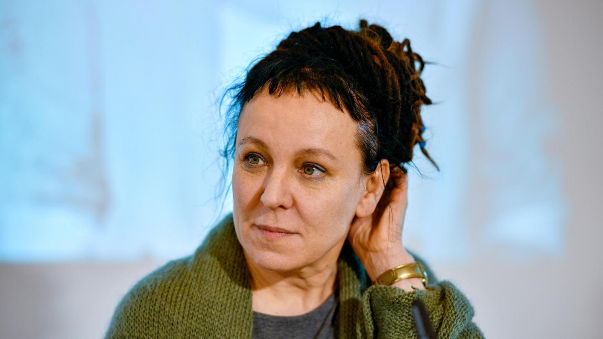 Portrait der polnischen Autorin Olga Tokarczuk auf dem Podium.