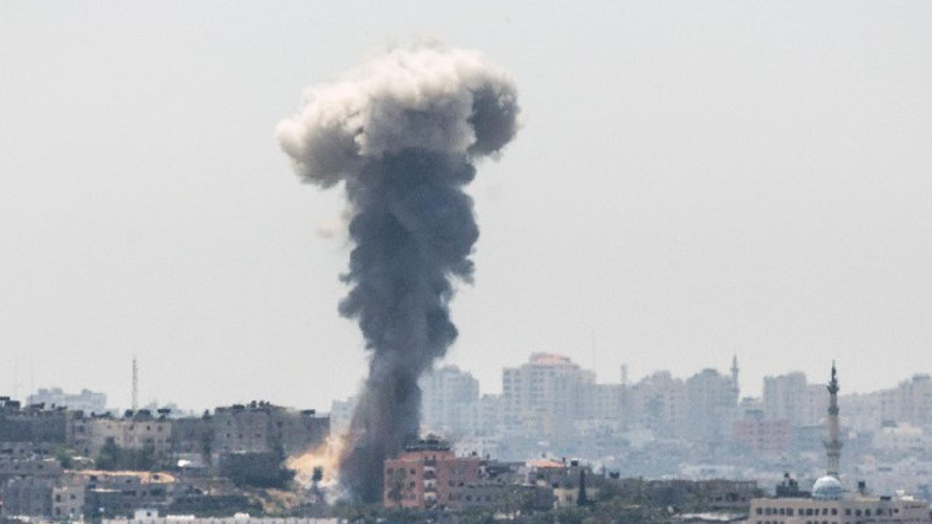 Die israelische Luftwaffe hat Ziele im Gaza-Streifen beschossen, Rauch steigt auf. Die israelische Luftwaffe hat Ziele im Gaza-Streifen beschossen, Rauch steigt auf.