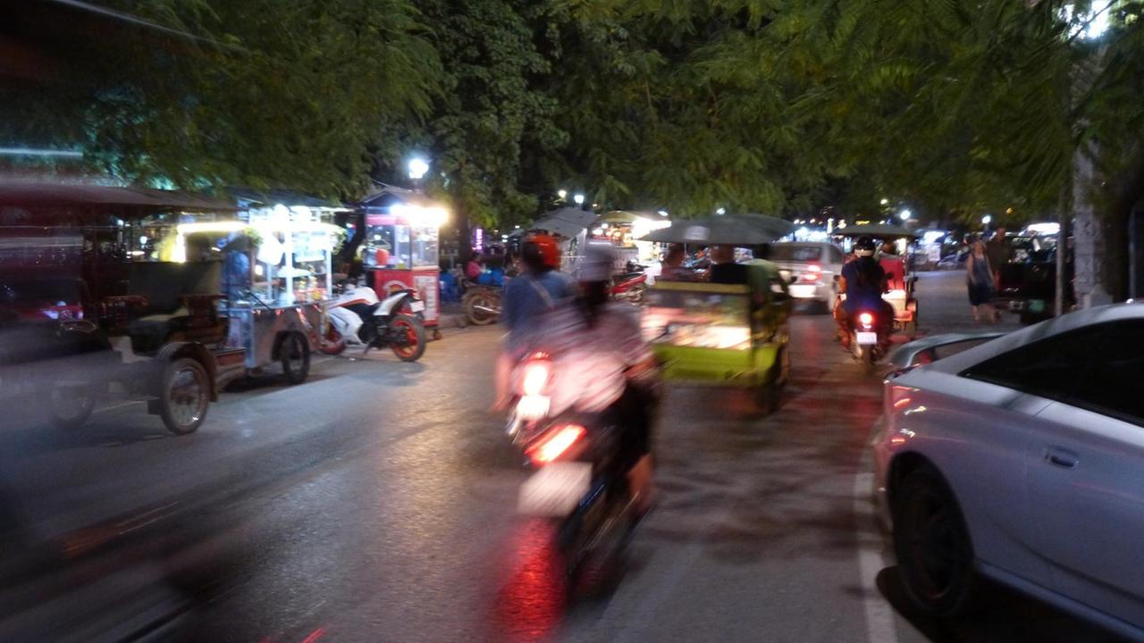 Verkehr bei Nacht in einer Stadt in Kambodscha Verkehr bei Nacht in einer Stadt in Kambodscha