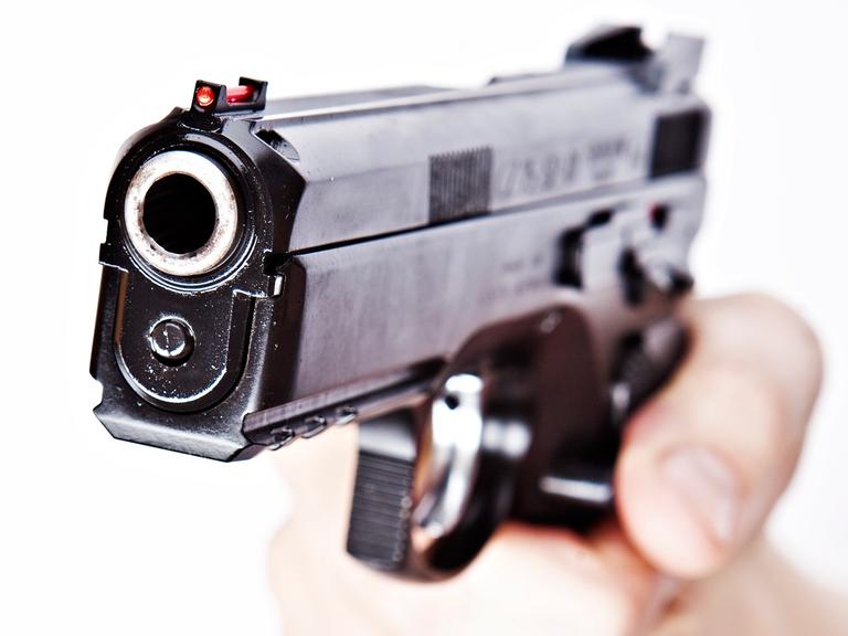 Eine Hand hält eine Pistole. CZ 75 SP-01 SHADOW, Standard size duty and defence pistol, cal. 9 mm Luger; 9x21.