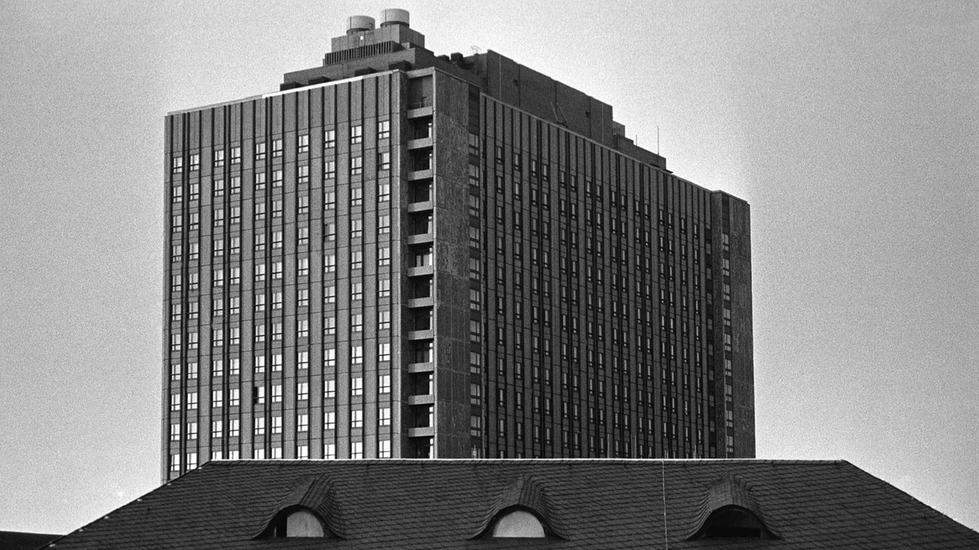 Die Berliner Charité, 1987. Im Vordergrund das Dach des Altbaus, im Hintergrund der Neubau vom September 1987. Die Berliner Charité, 1987. Im Vordergrund das Dach des Altbaus, im Hintergrund der Neubau vom September 1987.
