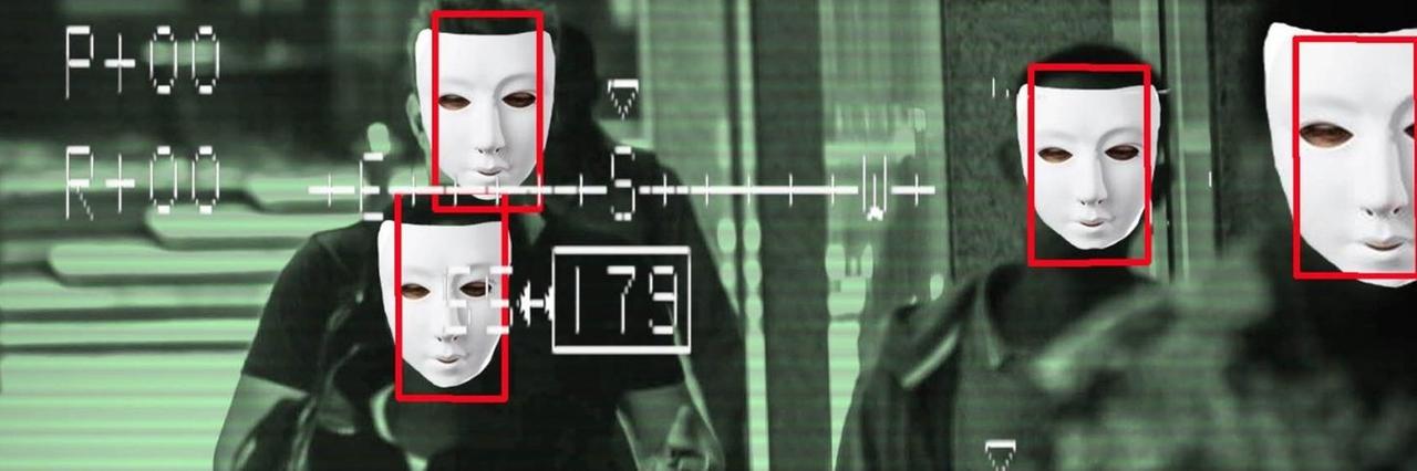 Bild eines Überwachungsmonitors mit Gesichtserkennung: Im Kamerabild sind Menschen mit Masken zu sehen. Bild eines Überwachungsmonitors mit Gesichtserkennung: Im Kamerabild sind Menschen mit Masken zu sehen.