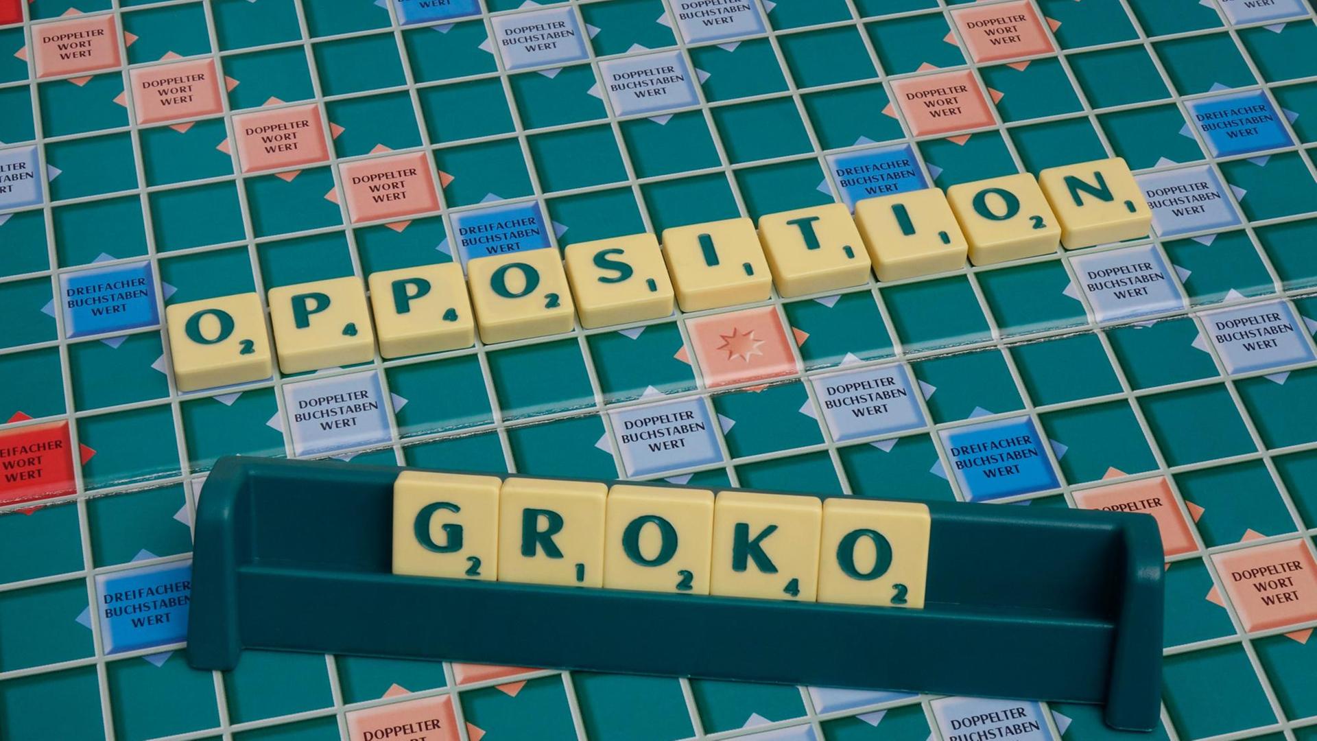 Auf einem Scrabblespiel sind die Worte Groko und Opposition.