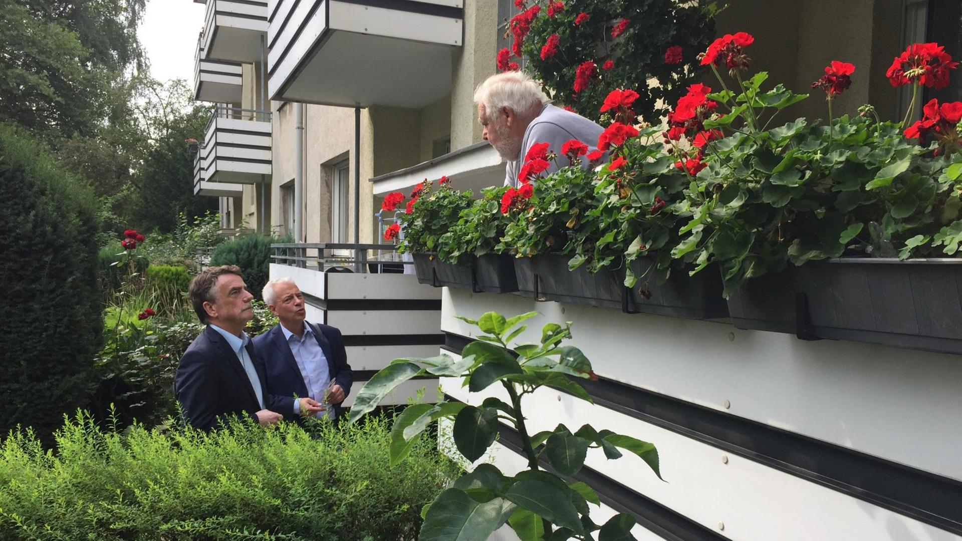 Mike Groschek mit Markus Töns bei Bürgern in Gelsenkirchen - hier im Gespräch mit einem Mann auf einem Balkon