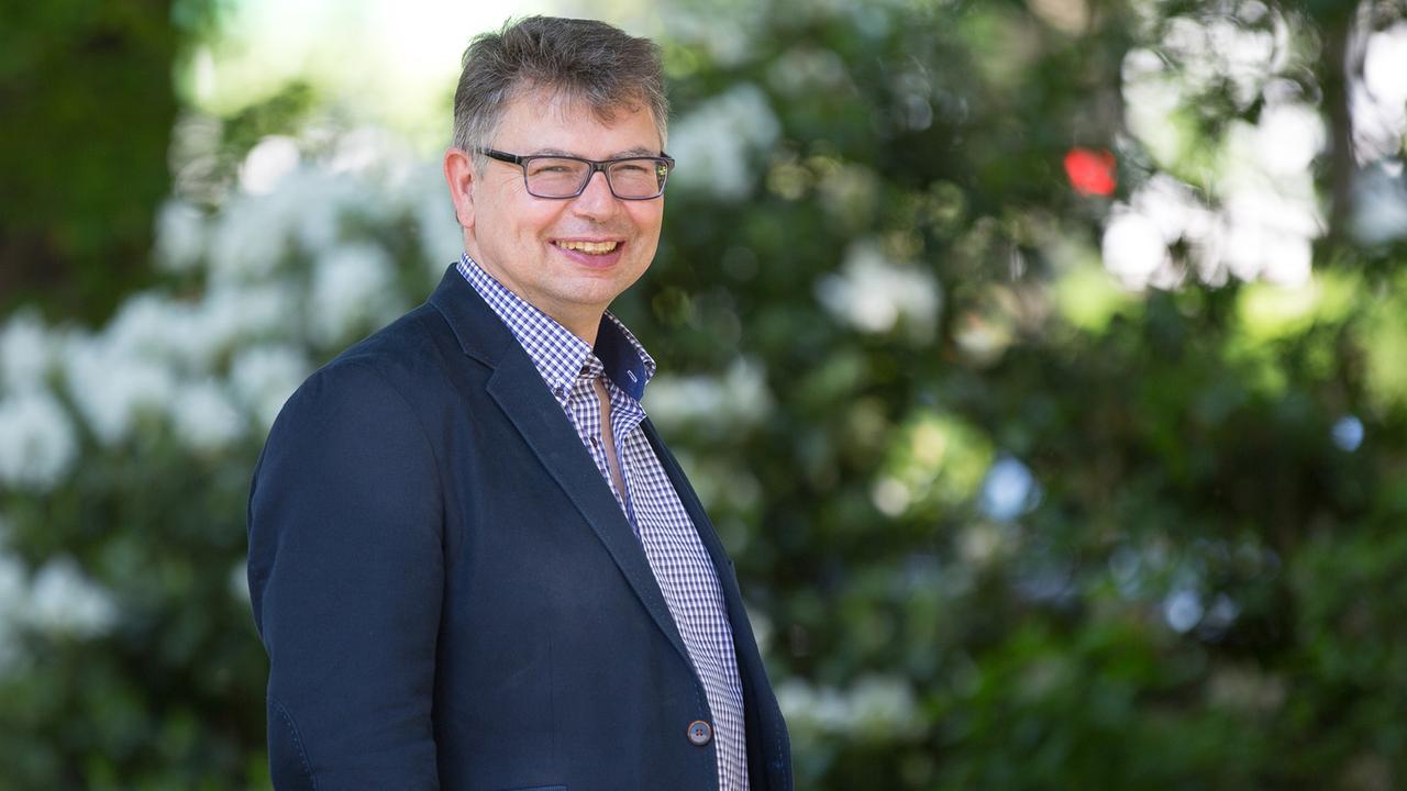 Porträt von Jürgen Zimmerer, Professor für Globalgeschichte mit Schwerpunkt Afrika an der Universität Hamburg Porträt von Jürgen Zimmerer, Professor für Globalgeschichte mit Schwerpunkt Afrika an der Universität Hamburg