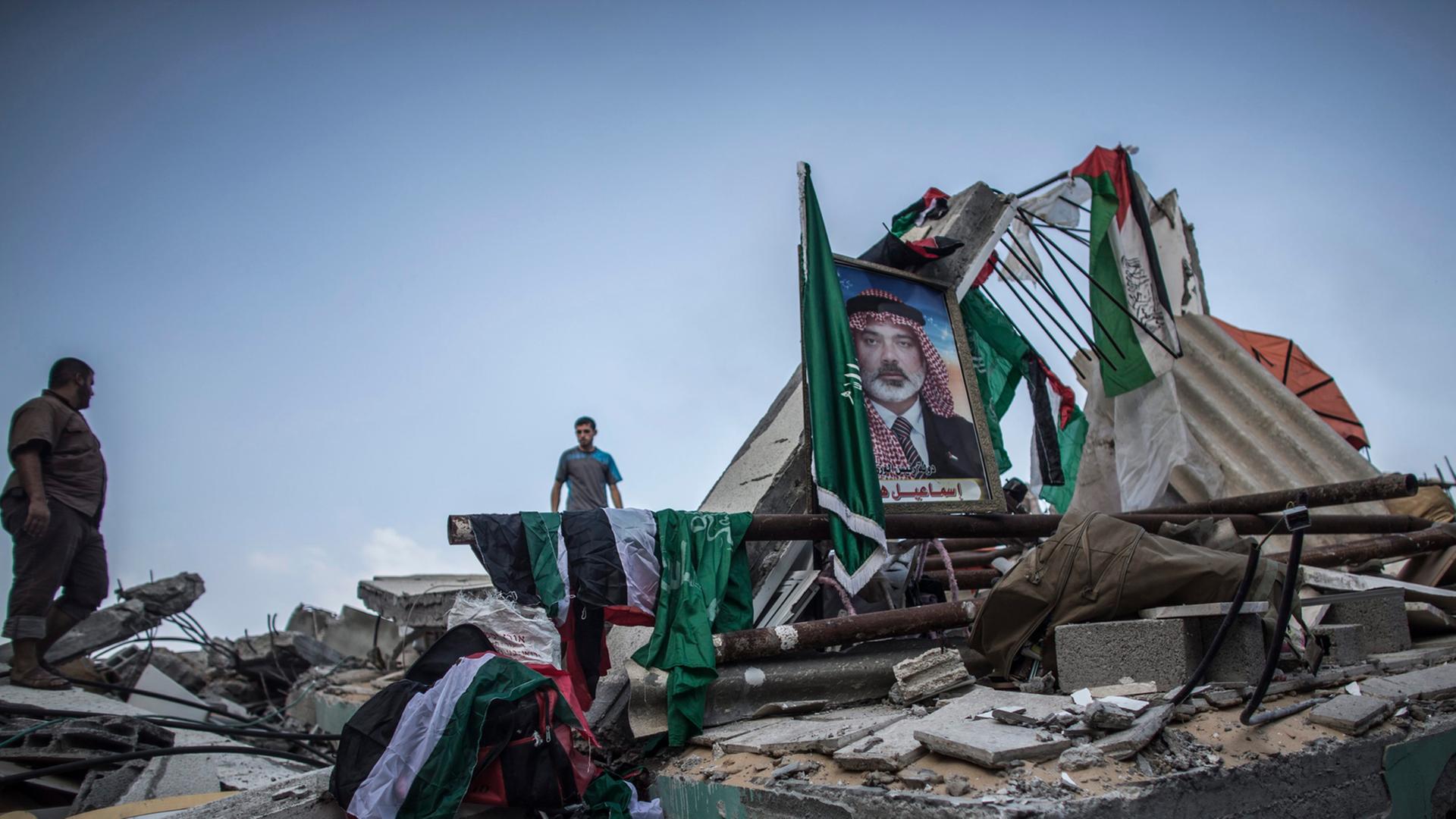 Ein Bild des Hamas-Führers Ismail Hanija steht zwischen den Trümmern seines von israelischen Raketen zerstörten Hauses. Ein Bild des Hamas-Führers Ismail Hanija steht zwischen den Trümmern seines von israelischen Raketen zerstörten Hauses.