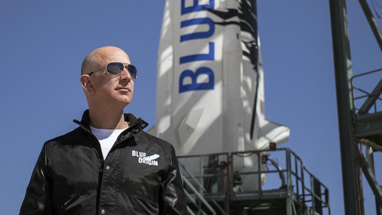 24. November 2015 - Van Horn, Texas, USA - Bezos, Gründer von Blue Origin, inspiziert die Startanlage von New Shepard in West Texas vor dem Jungfernflug der Rakete. Das New Shepard-Raumfahrzeug flog erfolgreich ins All und erreichte eine Höhe von 329.839 Fuß. Das New Shepard-Raumfahrzeug, eine wiederverwendbare suborbitale Rakete und Kapsel, wurde entwickelt, um Passagiere für kurze Ausflüge ins All aus der Erdatmosphäre zu befördern
______
Ein Mann mit Glatze und Sonnenbrille steht vor einer Rakete und schaut in die Ferne. 24. November 2015 - Van Horn, Texas, USA - Bezos, Gründer von Blue Origin, inspiziert die Startanlage von New Shepard in West Texas vor dem Jungfernflug der Rakete. Das New Shepard-Raumfahrzeug flog erfolgreich ins All und erreichte eine Höhe von 329.839 Fuß. Das New Shepard-Raumfahrzeug, eine wiederverwendbare suborbitale Rakete und Kapsel, wurde entwickelt, um Passagiere für kurze Ausflüge ins All aus der Erdatmosphäre zu befördern
______
Ein Mann mit Glatze und Sonnenbrille steht vor einer Rakete und schaut in die Ferne.