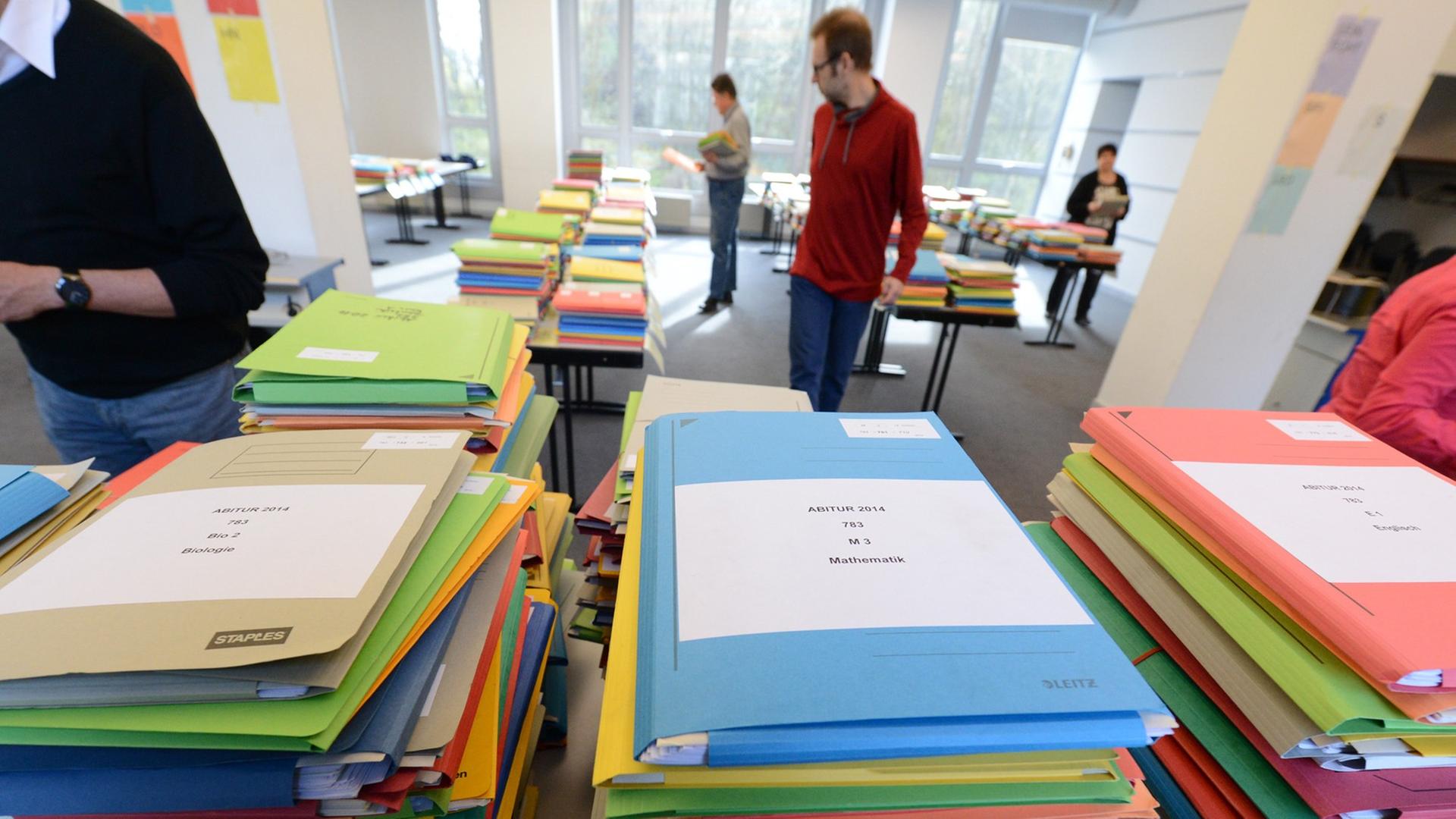 Abitur-Klausuren werden in Stuttgart im Regierungspräsidium sortiert und für die Zweitkorrektur verteilt. Abitur-Klausuren werden in Stuttgart im Regierungspräsidium sortiert und für die Zweitkorrektur verteilt.