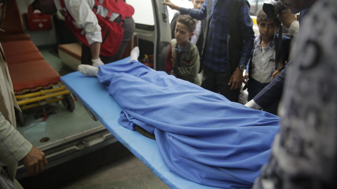 Der Leichnam eines Kindes wird in Sanaa mit einem Krankenwagen abtransportiert. Das Mädchen soll bei einem Luftangriff der saudischen Militärkoalition getötet worden sein.