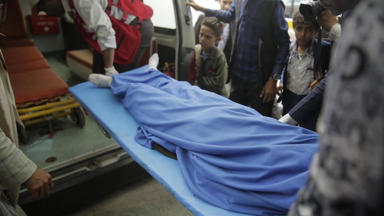 Der Leichnam eines Kindes wird in Sanaa mit einem Krankenwagen abtransportiert. Das Mädchen soll bei einem Luftangriff der saudischen Militärkoalition getötet worden sein. Der Leichnam eines Kindes wird in Sanaa mit einem Krankenwagen abtransportiert. Das Mädchen soll bei einem Luftangriff der saudischen Militärkoalition getötet worden sein.