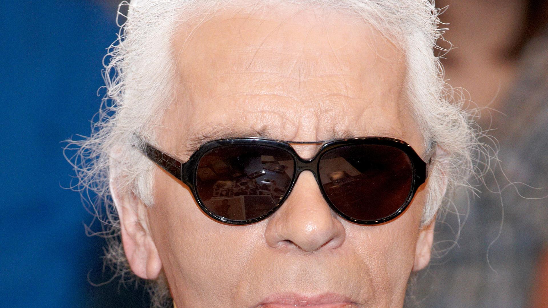 Karl Lagerfeld posiert am Donnerstag (12.04.2012) in Hamburg nach der Aufzeichnung der ZDF-Talkshow "Markus Lanz". Karl Lagerfeld posiert am Donnerstag (12.04.2012) in Hamburg nach der Aufzeichnung der ZDF-Talkshow "Markus Lanz".