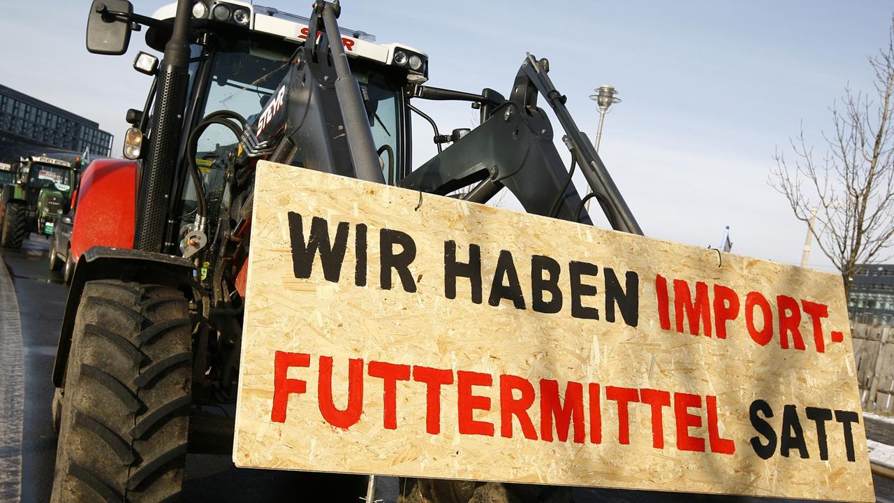 Ein Schild mit der Aufschrift "Wir haben Import-Futtermittel satt" Ein Schild mit der Aufschrift "Wir haben Import-Futtermittel satt"
